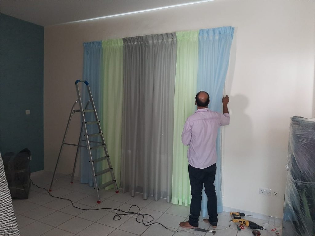 BEST CURTAIN INSTALLATION SERVICE DUBAI   Curtains Shifting 1024x768 